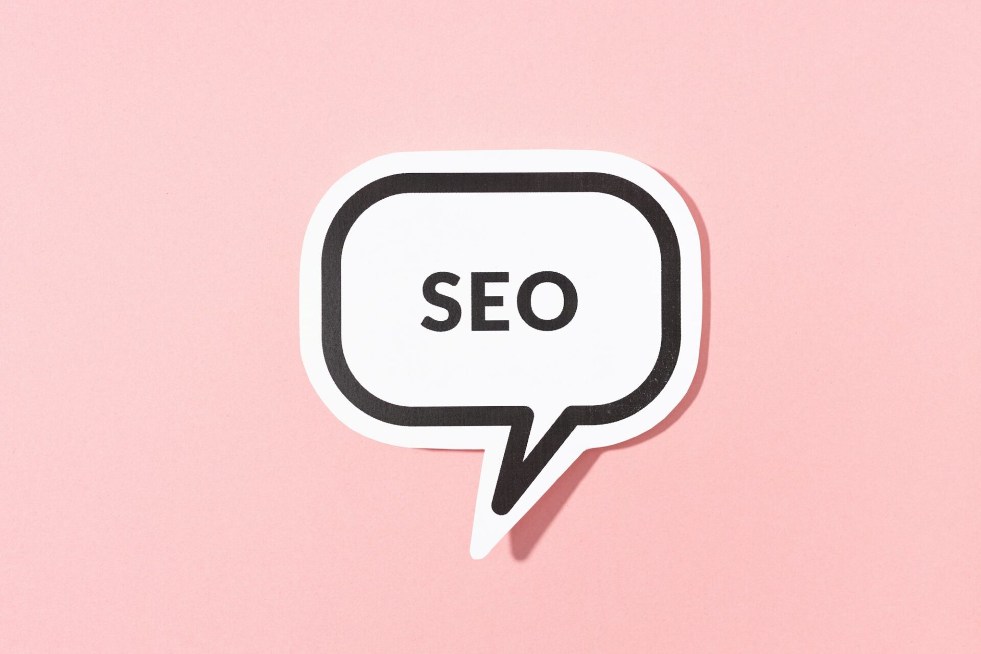 SEO text on speech bubble isolated on pink background